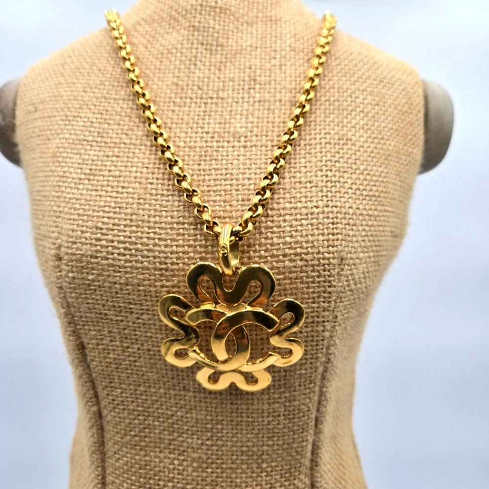 #10 Chanel Coco Mark Clover Motif Gold Plated Pendant Necklace - Picture 3 of 10